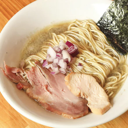 【横須賀】“煮干し×水×塩”だけ!行列のできる「煮干しそば平八」の濃厚スープに感動